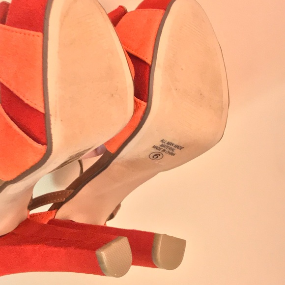 NWOB Faux suede, light & dark orange heels with bows. - Picture 5 of 6